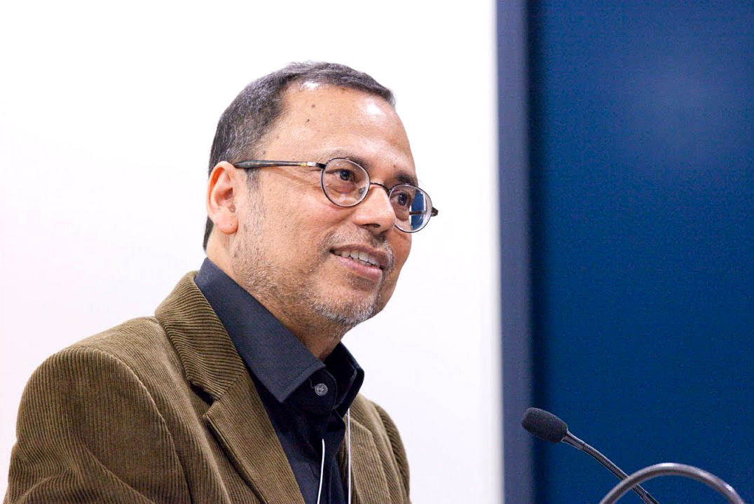 Portrait of Dipesh Chakrabarty at a lectern